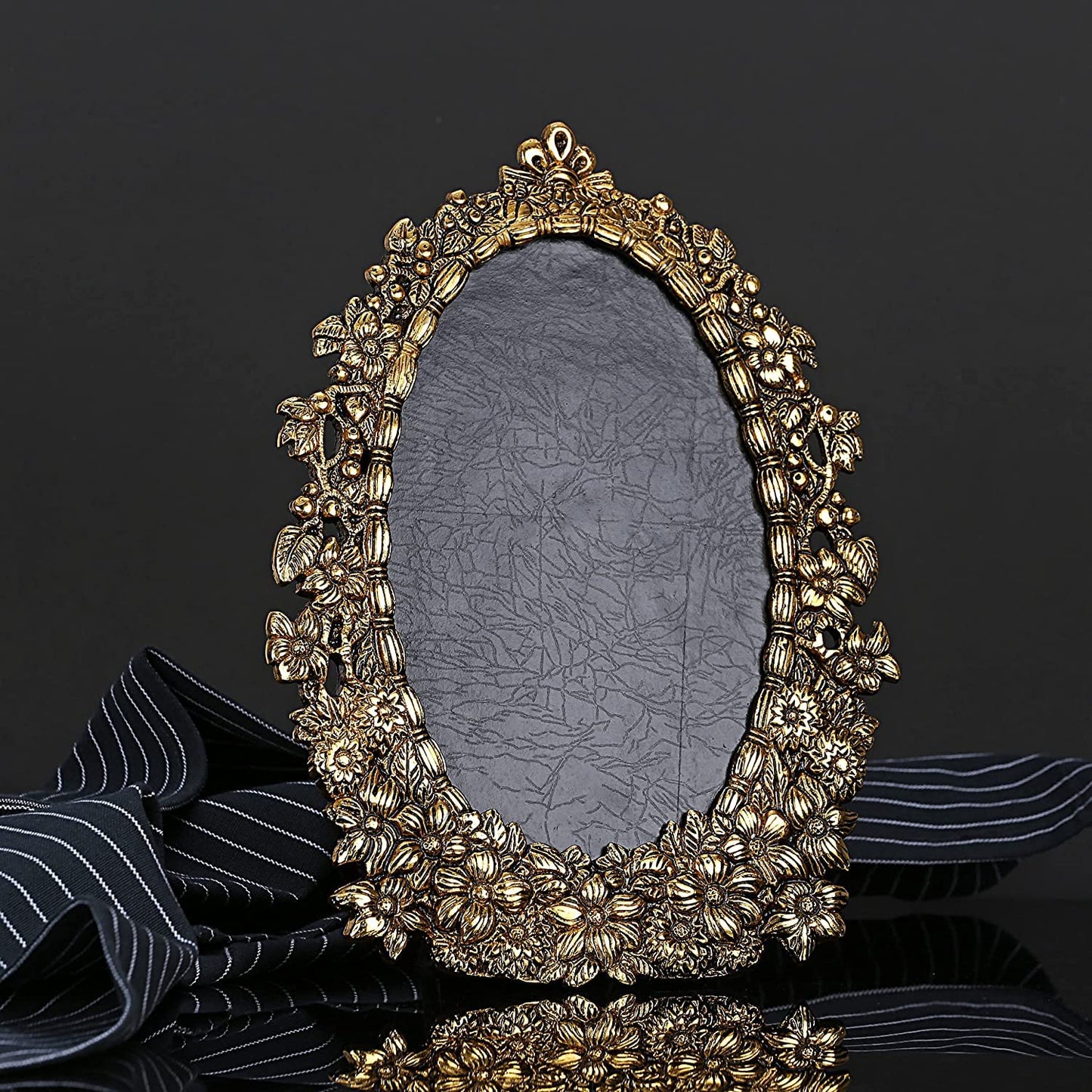 Metal Oval Photo Frame (Golden)